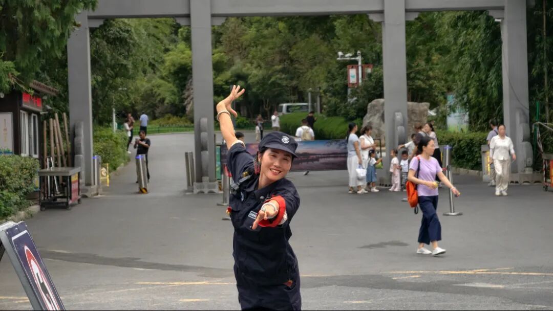 火出圈!合肥49岁女保安走红网络,执勤间隙跳拉丁舞,网友纷纷点赞 火出圈!合肥49岁女保安走红网络,执勤间隙跳拉丁舞,网友纷纷点赞