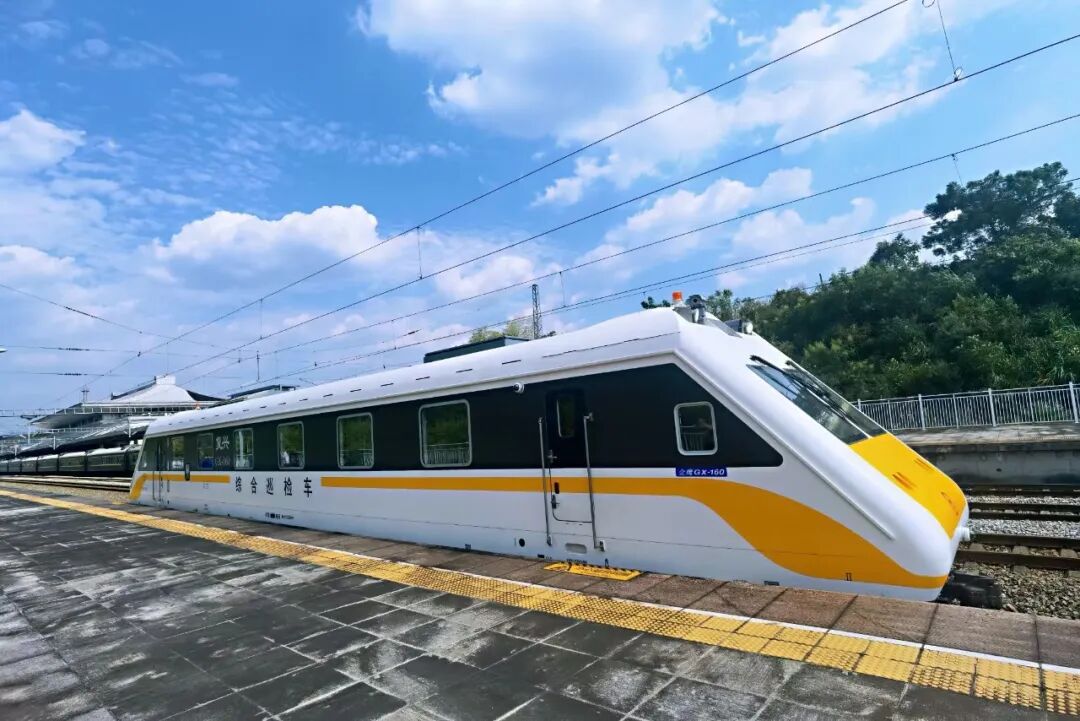 只有一节车厢的火车，不载客，带卧铺→