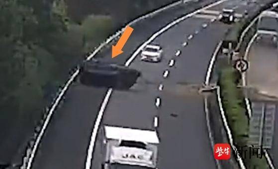 困了就开“智驾”?结果令人后怕,车辆高速上侧翻连转两圈才停下 困了就开“智驾”?结果令人后怕,车辆高速上侧翻连转两圈才停下