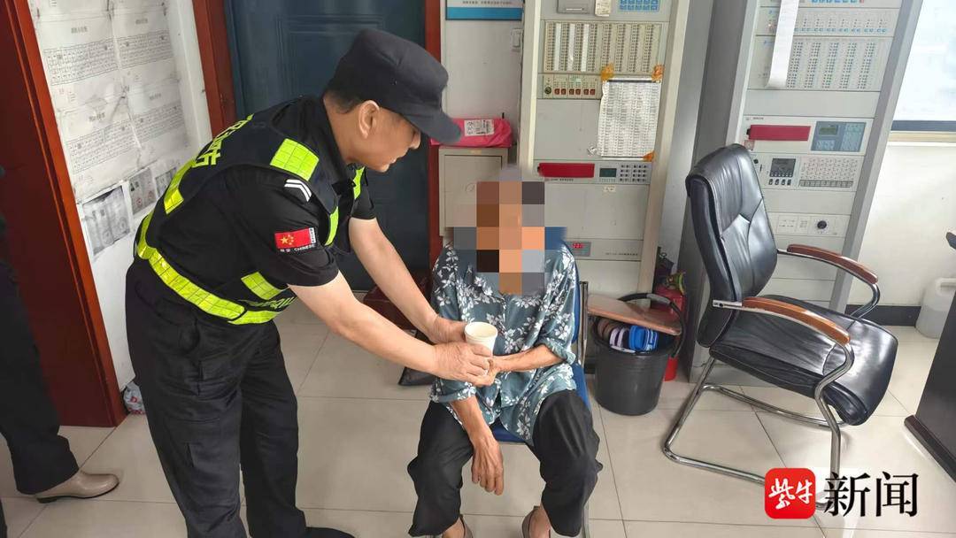 走失老人抱怨自己不是坏人不坐警车,民警一句“好人也可以坐警车”让她安心 走失老人抱怨自己不是坏人不坐警车,民警一句“好人也可以坐警车”让她安心
