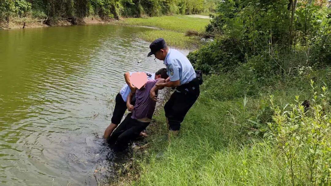 老人落水命悬一线 民辅警紧急救援 老人落水命悬一线 民辅警紧急救援