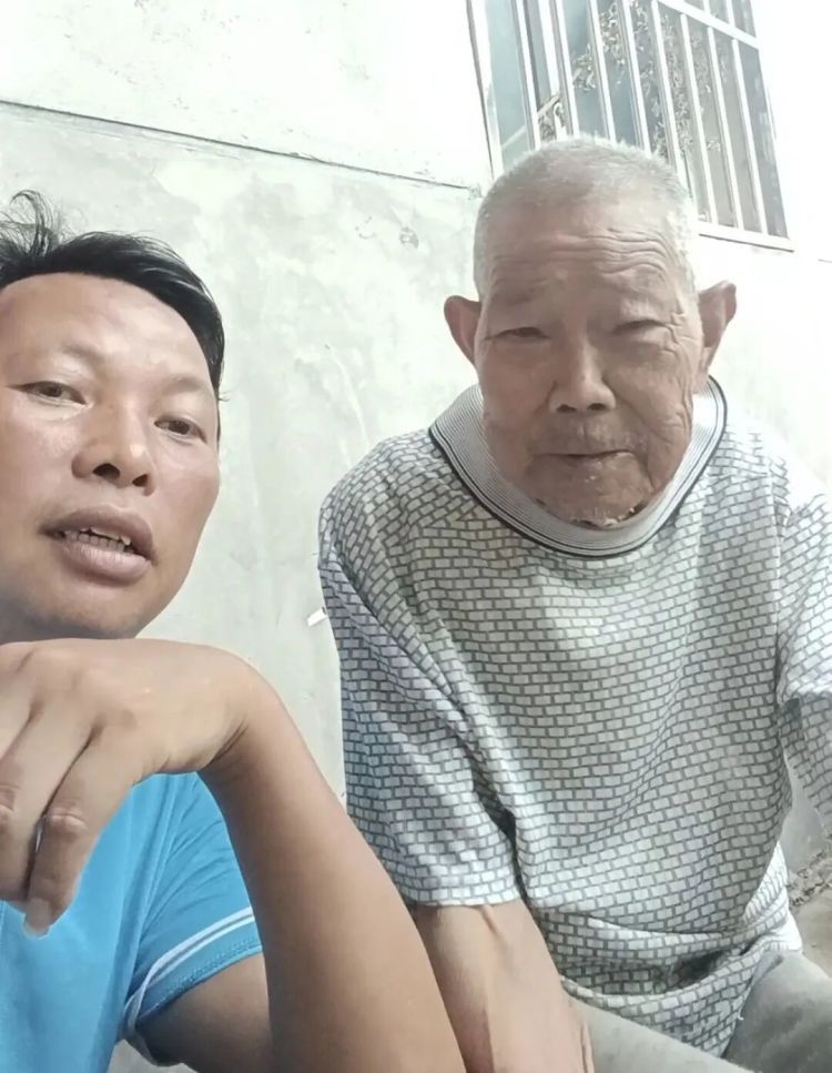 88岁老人雨天摔倒在地,扶还是不扶?他路过后两次折返…… 88岁老人雨天摔倒在地,扶还是不扶?他路过后两次折返……