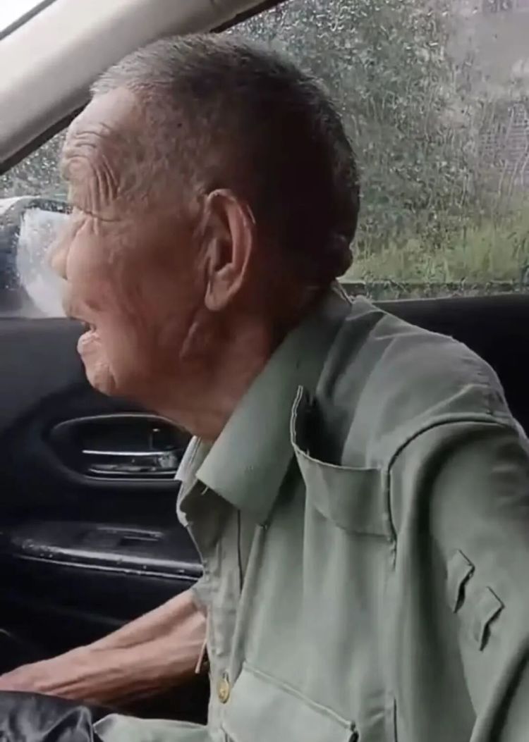 88岁老人雨天摔倒在地,扶还是不扶?他路过后两次折返…… 88岁老人雨天摔倒在地,扶还是不扶?他路过后两次折返……