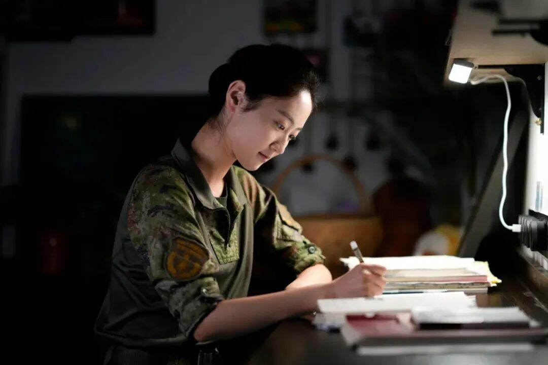 放下话筒,拿起钢枪!重庆学子以女兵专业第一考入国防大学,这“跨界”太飒了! 放下话筒,拿起钢枪!重庆学子以女兵专业第一考入国防大学,这“跨界”太飒了!