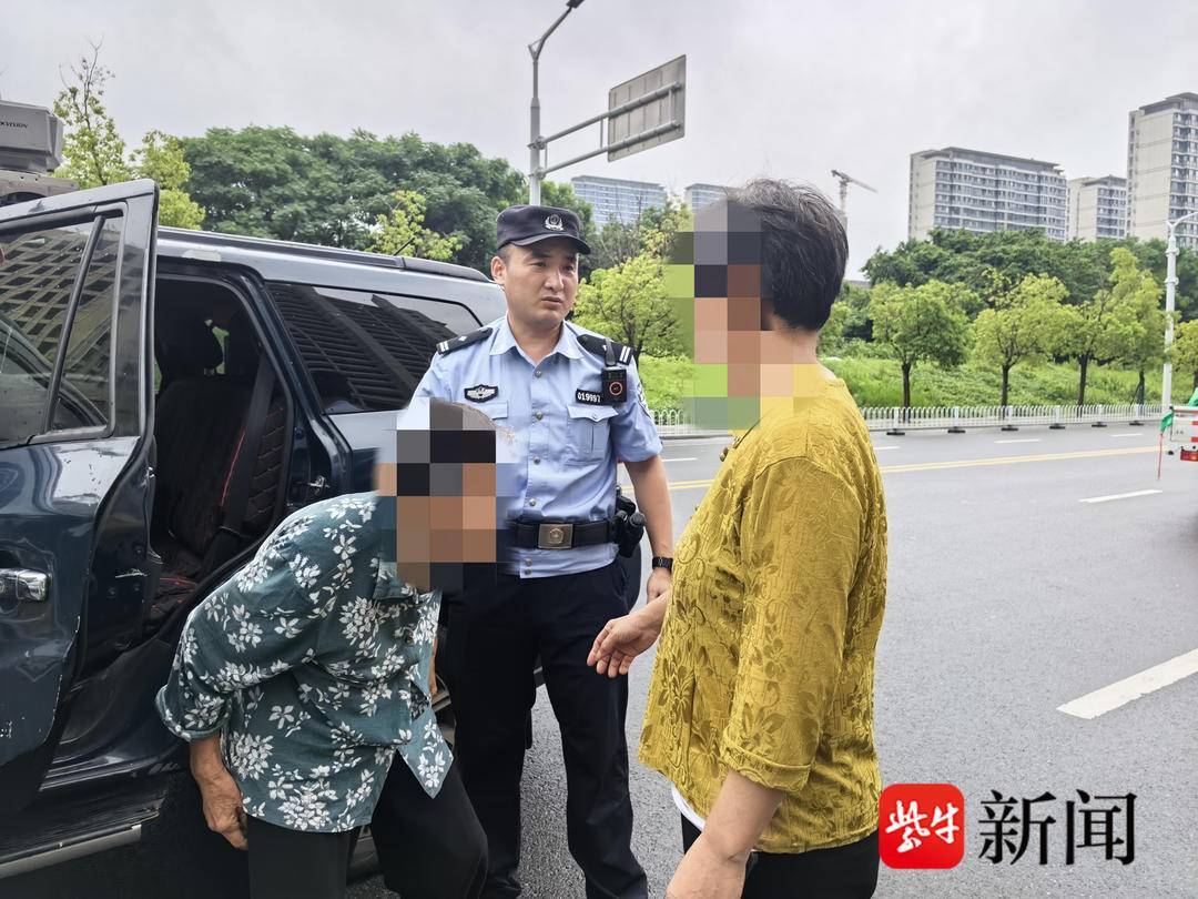 走失老人抱怨自己不是坏人不坐警车,民警一句“好人也可以坐警车”让她安心 走失老人抱怨自己不是坏人不坐警车,民警一句“好人也可以坐警车”让她安心