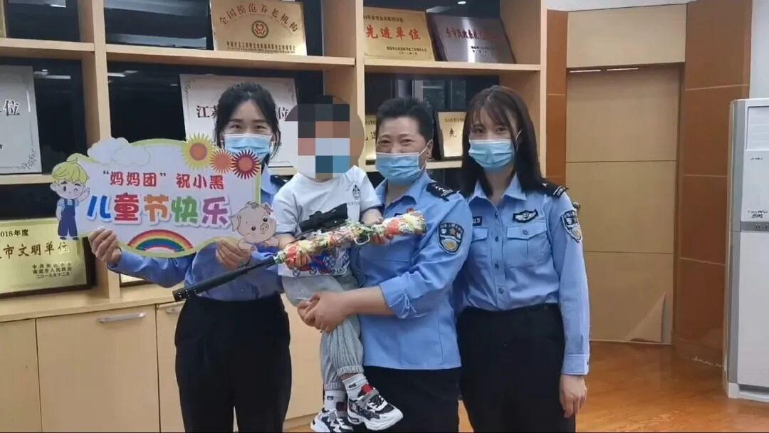 那个刚断奶就被“托管”在派出所的婴儿,上小学了! 那个刚断奶就被“托管”在派出所的婴儿,上小学了!