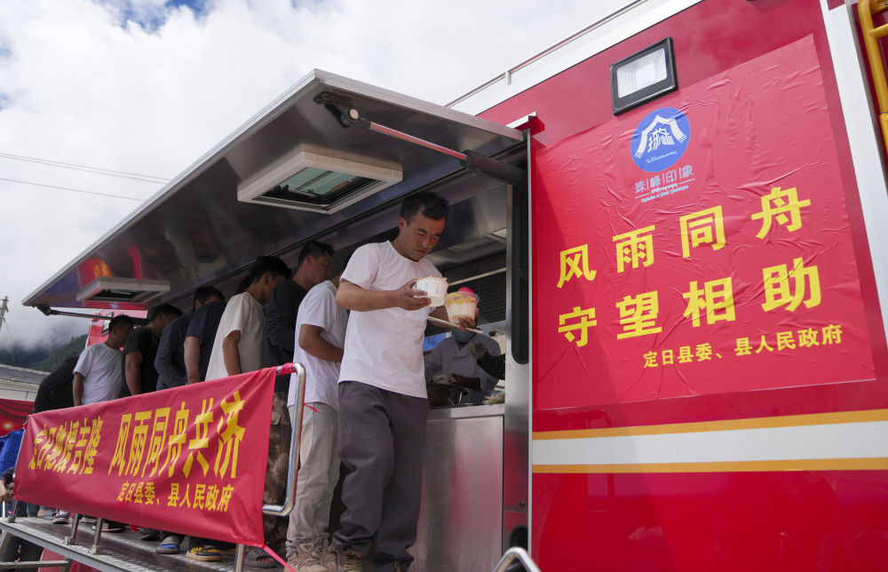 一辆移动餐车的温暖:一碗热乎饭 两地互助情 一辆移动餐车的温暖:一碗热乎饭 两地互助情