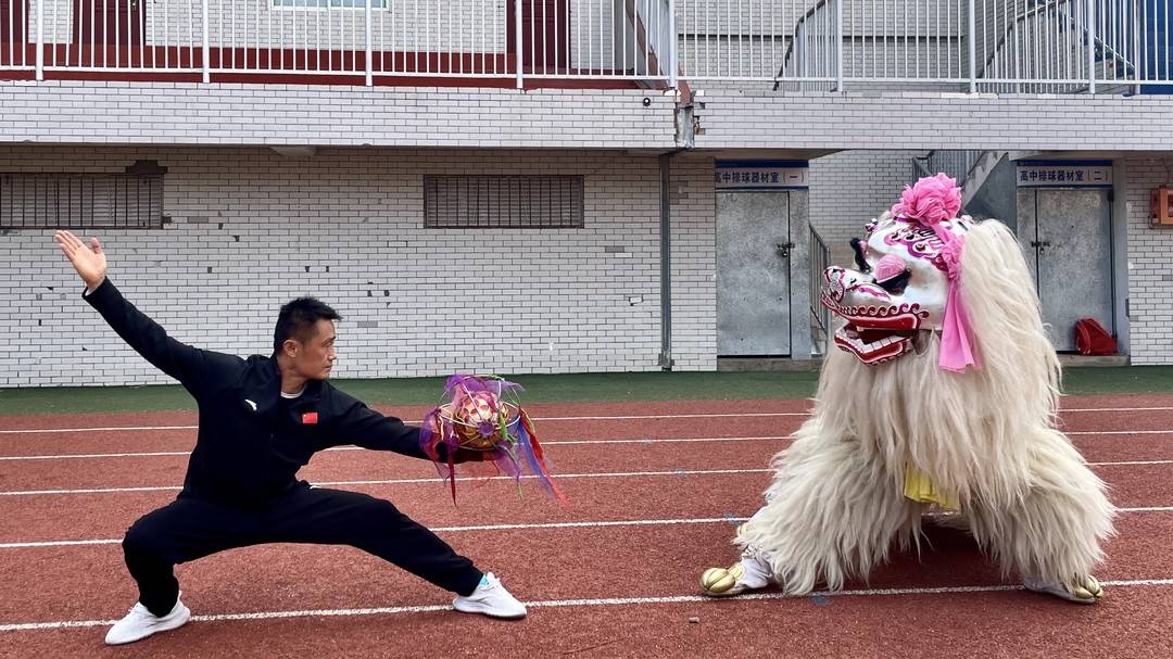 四川攀枝花老师的舞狮照入选小学课本,女儿点赞:“爸,你太厉害了!” 四川攀枝花老师的舞狮照入选小学课本,女儿点赞:“爸,你太厉害了!”