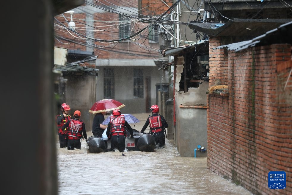 福建闽侯:全力应对短时强降雨 福建闽侯:全力应对短时强降雨