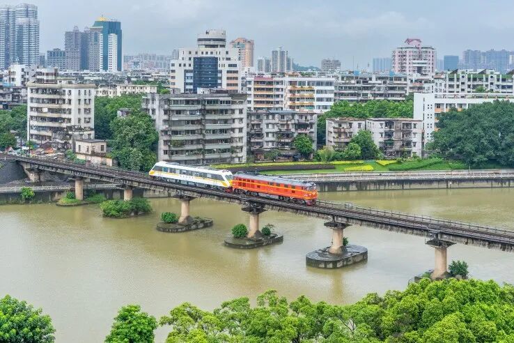 只有一节车厢的火车，不载客，带卧铺→