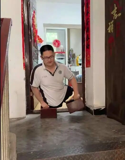 失去双腿的“板凳男孩”方宇翔明天将到湖北大学报到,提前踩点熟记路线 失去双腿的“板凳男孩”方宇翔明天将到湖北大学报到,提前踩点熟记路线