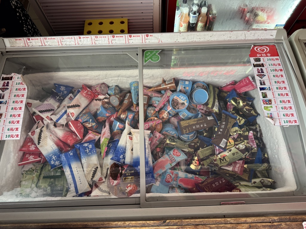 2元矿泉水在公园卖5元，公园的商品售价为何会比外面贵？