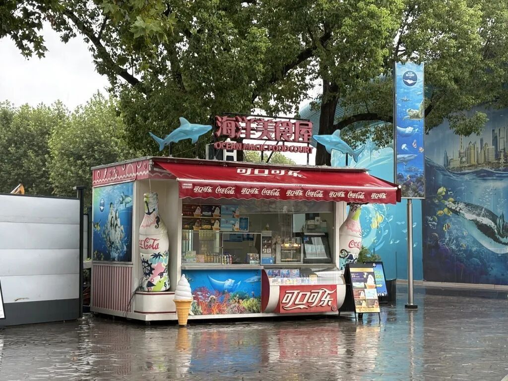 同样一瓶矿泉水,为啥外面卖2元,公园里卖5元 同样一瓶矿泉水,为啥外面卖2元,公园里卖5元