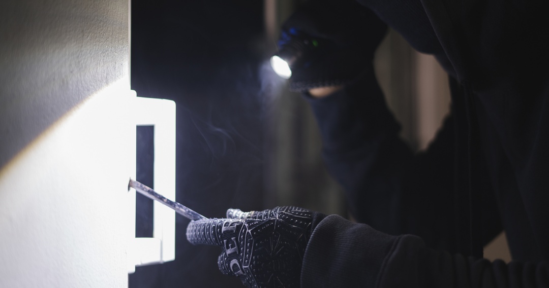 毫无底线!彻底凉凉!上海一博主持刀入室,被发现后跳河!法院判了️ 毫无底线!彻底凉凉!上海一博主持刀入室,被发现后跳河!法院判了️