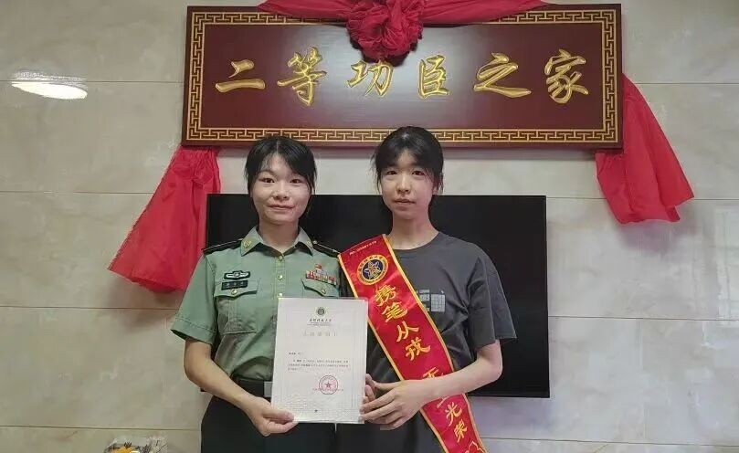 太飒了！二等功臣姐姐，接妹妹报到国防科大