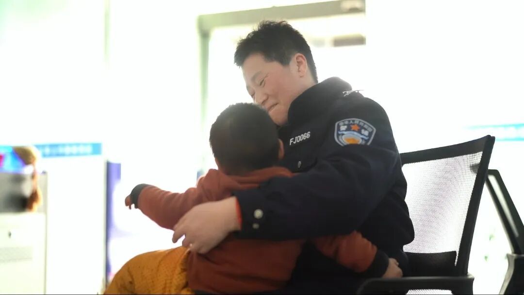 那个刚断奶就被“托管”在派出所的婴儿,上小学了! 那个刚断奶就被“托管”在派出所的婴儿,上小学了!