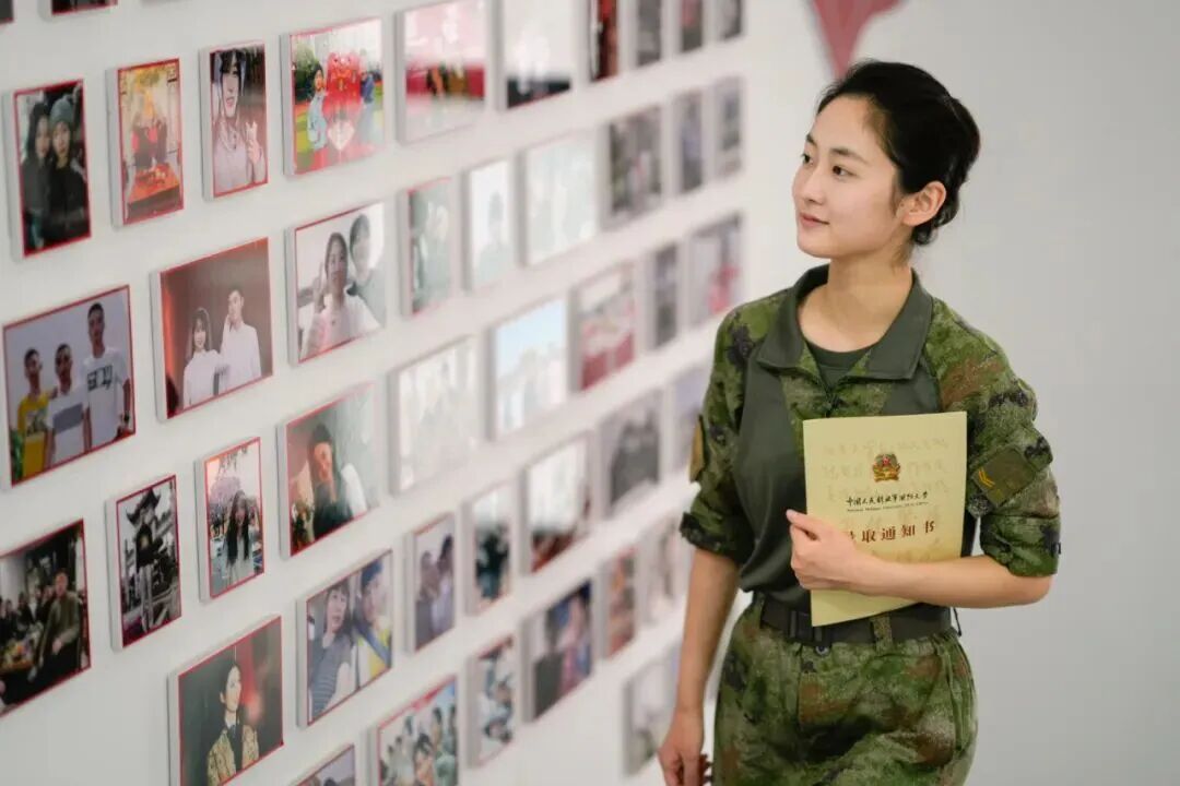 放下话筒,拿起钢枪!重庆学子以女兵专业第一考入国防大学,这“跨界”太飒了! 放下话筒,拿起钢枪!重庆学子以女兵专业第一考入国防大学,这“跨界”太飒了!