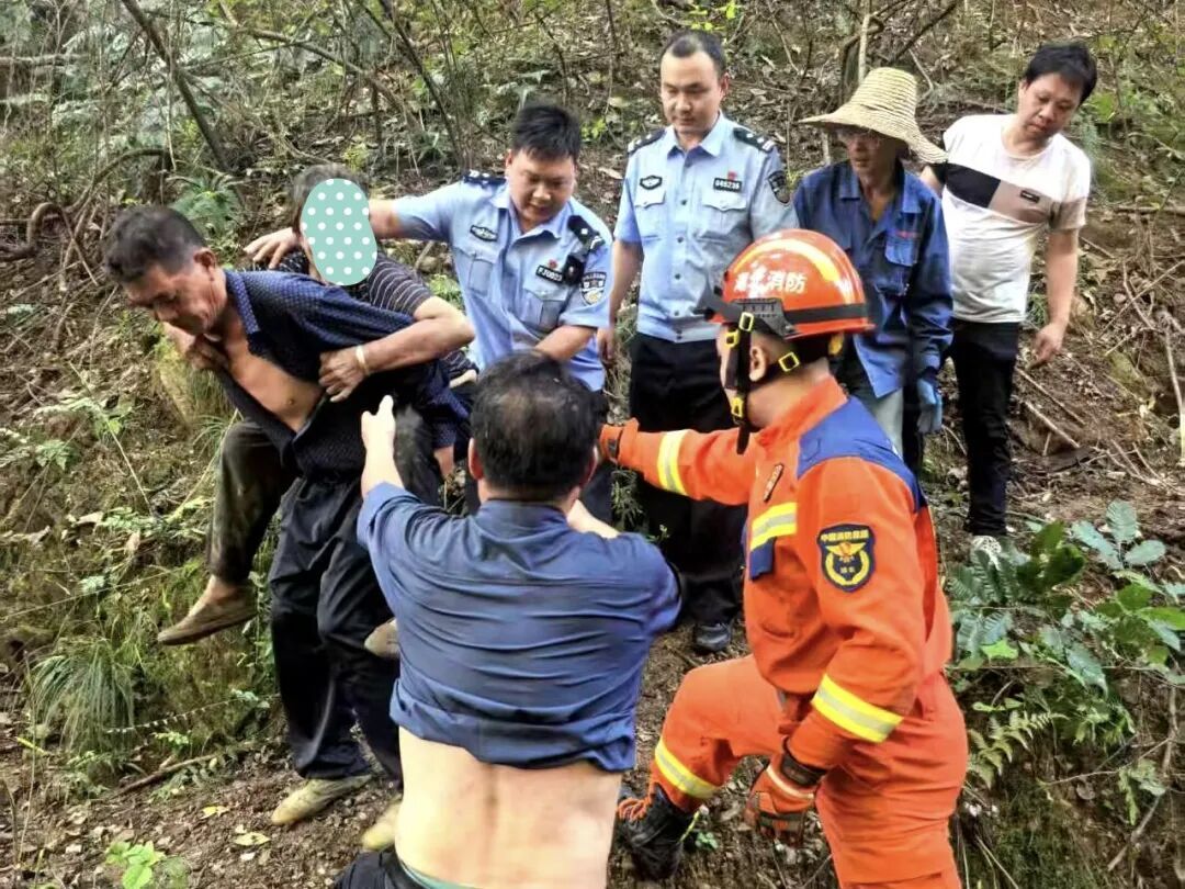 84岁老奶奶被困深山里6天5夜，靠喝山泉水、吃野果充饥，白天躲避太阳暴晒，晚上避开虫蛇过夜，救援人员：已找到，意识清醒、生命体征平稳