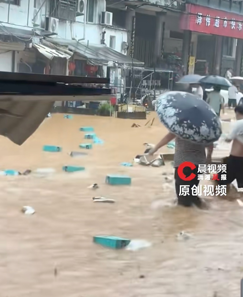 温州暴雨致多家鞋厂被淹，鞋盒飘满街头，有村民水中捞鞋
