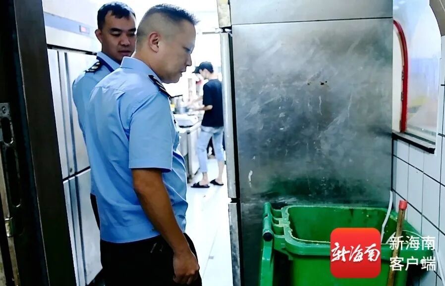 外卖小哥举报:海口一粥铺后厨脏到看不下去!监管部门出手了→ 外卖小哥举报:海口一粥铺后厨脏到看不下去!监管部门出手了→