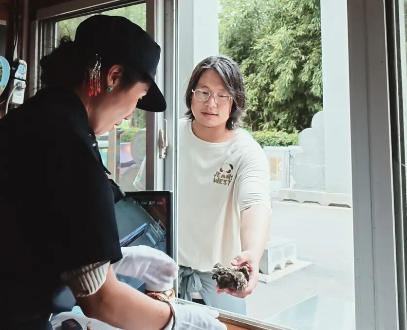 火出圈!合肥49岁女保安走红网络,执勤间隙跳拉丁舞,网友纷纷点赞 火出圈!合肥49岁女保安走红网络,执勤间隙跳拉丁舞,网友纷纷点赞