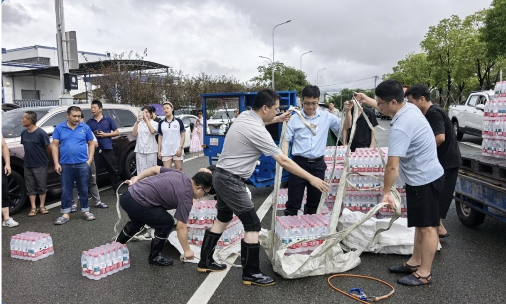 温州特大暴雨,有学校2500多名师生被困,无人机紧急吊运,空投物资救援! 温州特大暴雨,有学校2500多名师生被困,无人机紧急吊运,空投物资救援!
