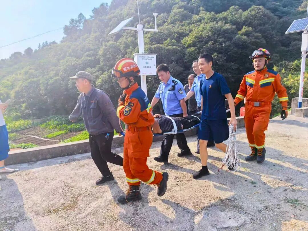 84岁老奶奶被困深山里6天5夜，靠喝山泉水、吃野果充饥，白天躲避太阳暴晒，晚上避开虫蛇过夜，救援人员：已找到，意识清醒、生命体征平稳