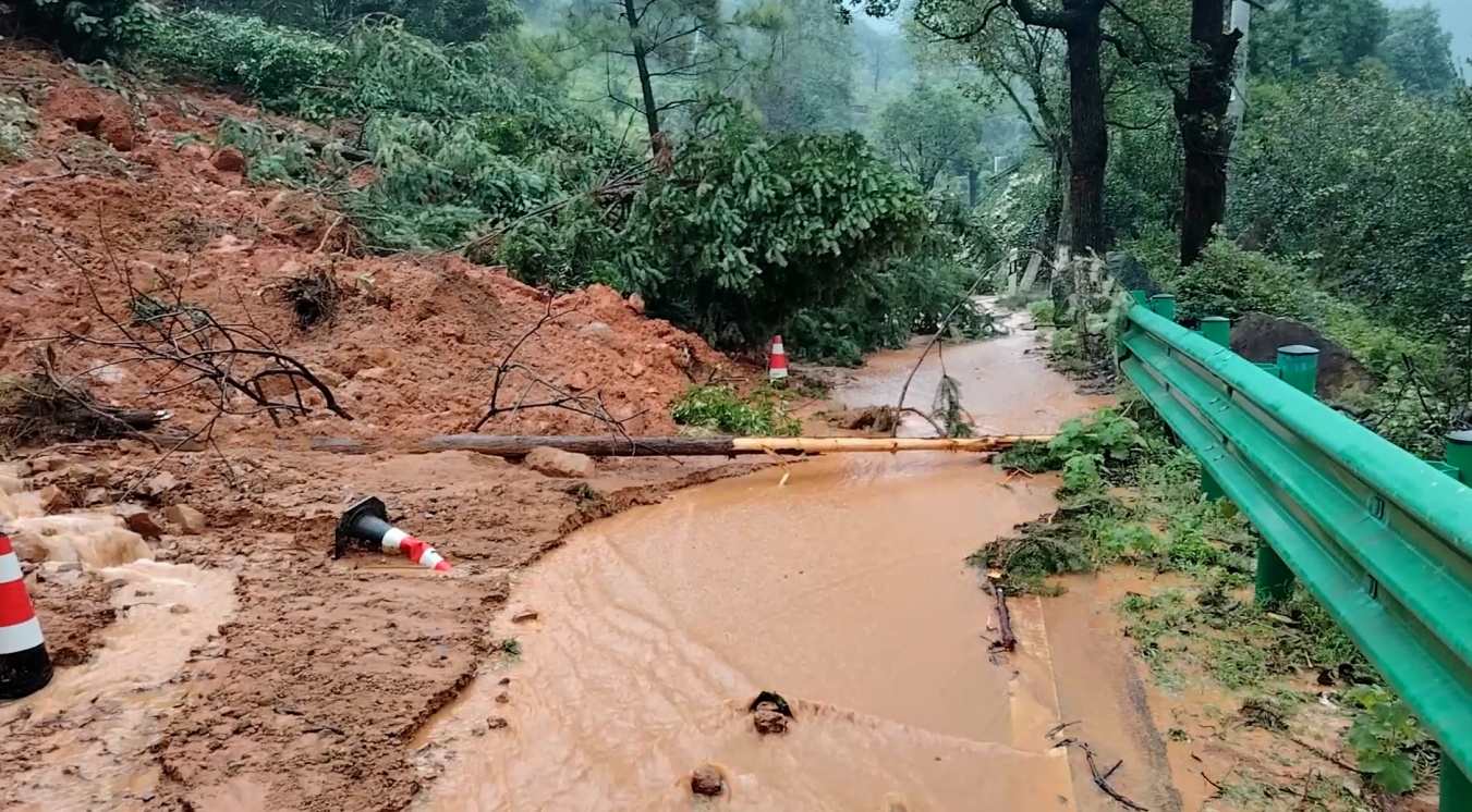 江西永新:持续强降雨致G220国道山体滑坡 公路部门紧急抢通 江西永新:持续强降雨致G220国道山体滑坡 公路部门紧急抢通