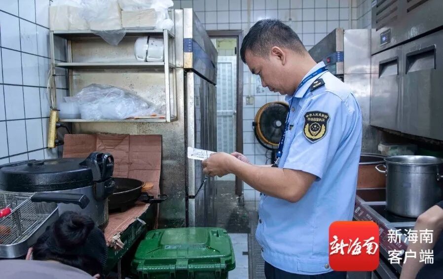 外卖小哥举报:海口一粥铺后厨脏到看不下去!监管部门出手了→ 外卖小哥举报:海口一粥铺后厨脏到看不下去!监管部门出手了→