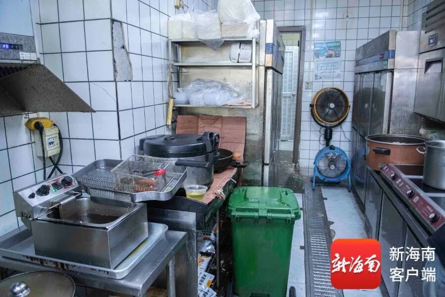 外卖小哥举报:海口一粥铺后厨脏到看不下去!监管部门出手了→ 外卖小哥举报:海口一粥铺后厨脏到看不下去!监管部门出手了→