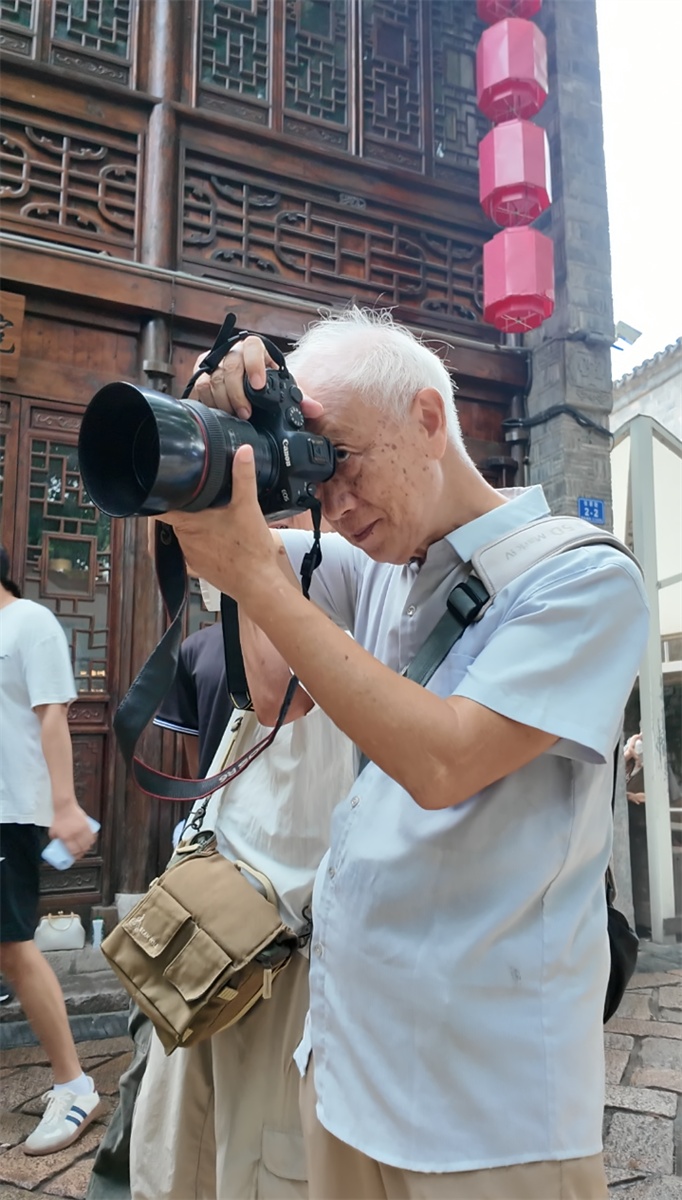一年40万张，全免费！南京这位老爷爷，把游客拍成全网都在羡慕的样子