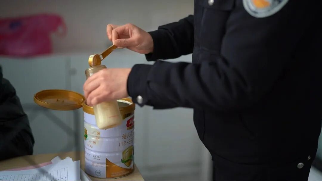 那个刚断奶就被“托管”在派出所的婴儿,上小学了! 那个刚断奶就被“托管”在派出所的婴儿,上小学了!