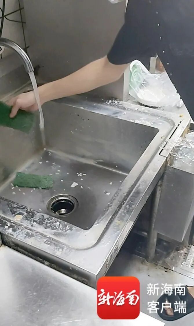 外卖小哥举报:海口一粥铺后厨脏到看不下去!监管部门出手了→ 外卖小哥举报:海口一粥铺后厨脏到看不下去!监管部门出手了→