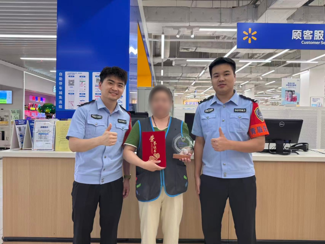收银员“拒绝”为顾客充卡,被民警找上门?结局太暖! 收银员“拒绝”为顾客充卡,被民警找上门?结局太暖!