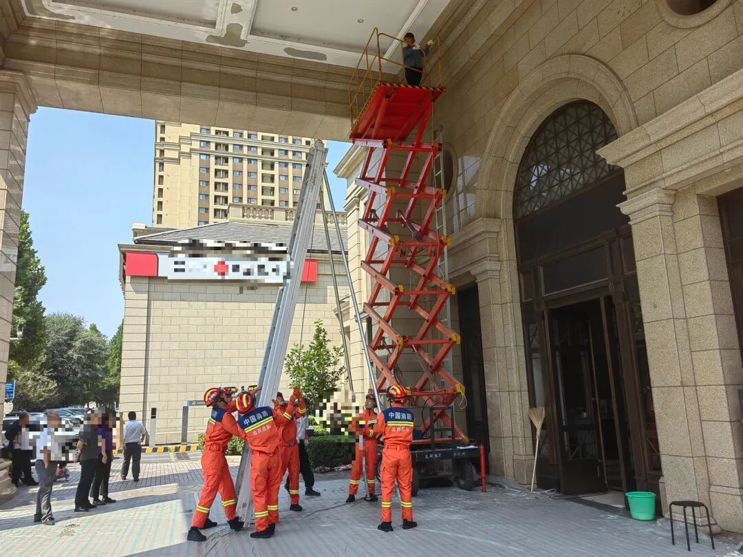 进退两难 一粉刷工人被困高空 大兴消防及时救助 进退两难 一粉刷工人被困高空 大兴消防及时救助
