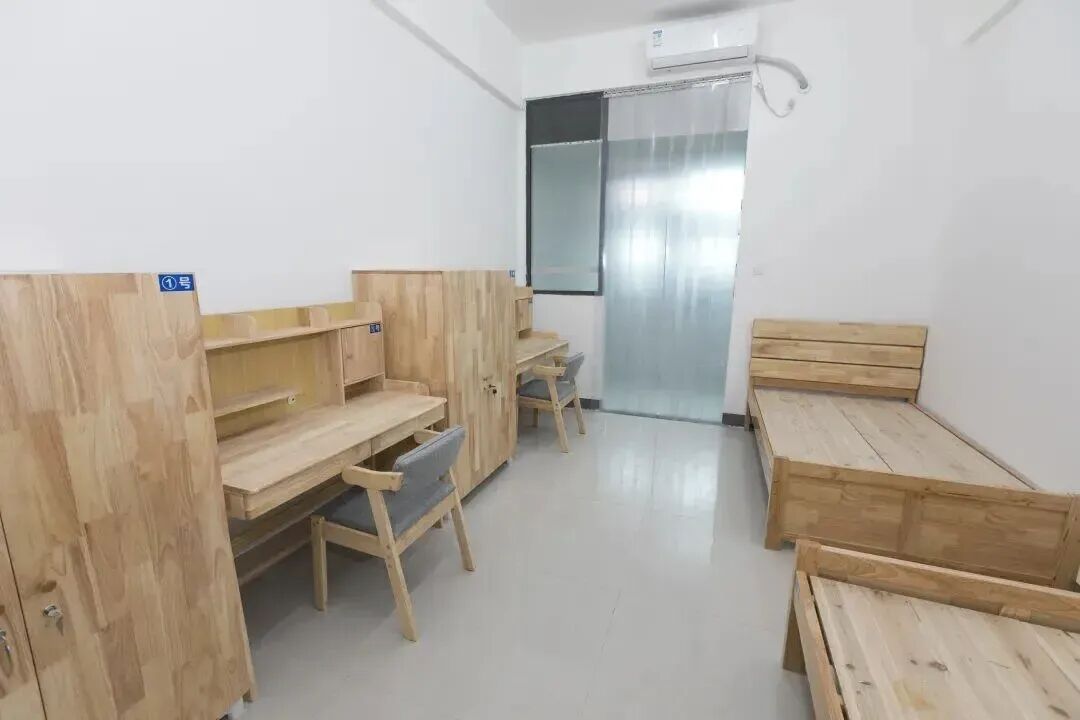 失去双腿的“板凳男孩”方宇翔明天将到湖北大学报到,提前踩点熟记路线 失去双腿的“板凳男孩”方宇翔明天将到湖北大学报到,提前踩点熟记路线