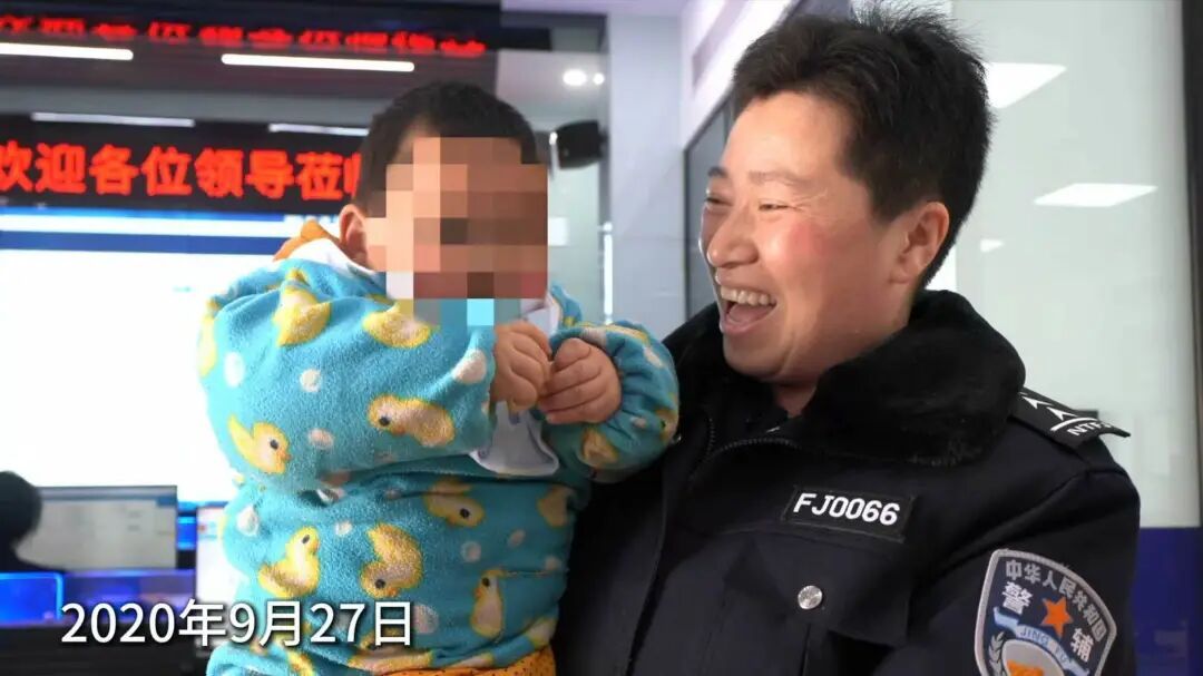 那个刚断奶就被“托管”在派出所的婴儿,上小学了! 那个刚断奶就被“托管”在派出所的婴儿,上小学了!