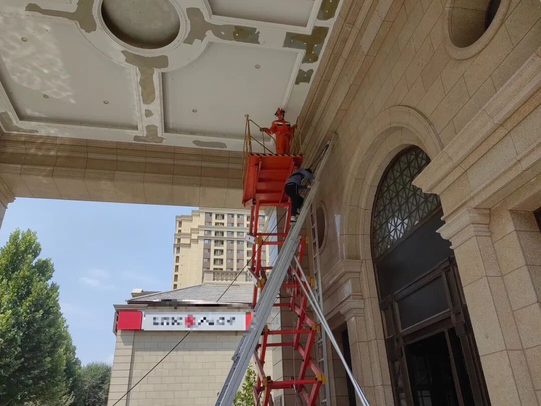 进退两难 一粉刷工人被困高空 大兴消防及时救助 进退两难 一粉刷工人被困高空 大兴消防及时救助