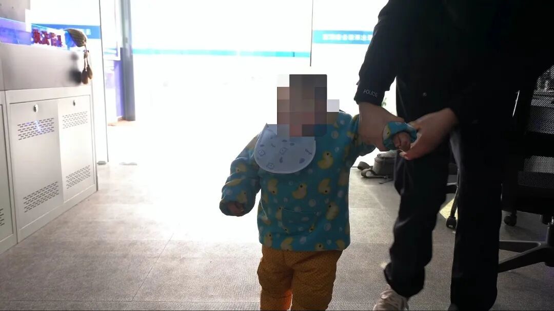 那个刚断奶就被“托管”在派出所的婴儿,上小学了! 那个刚断奶就被“托管”在派出所的婴儿,上小学了!