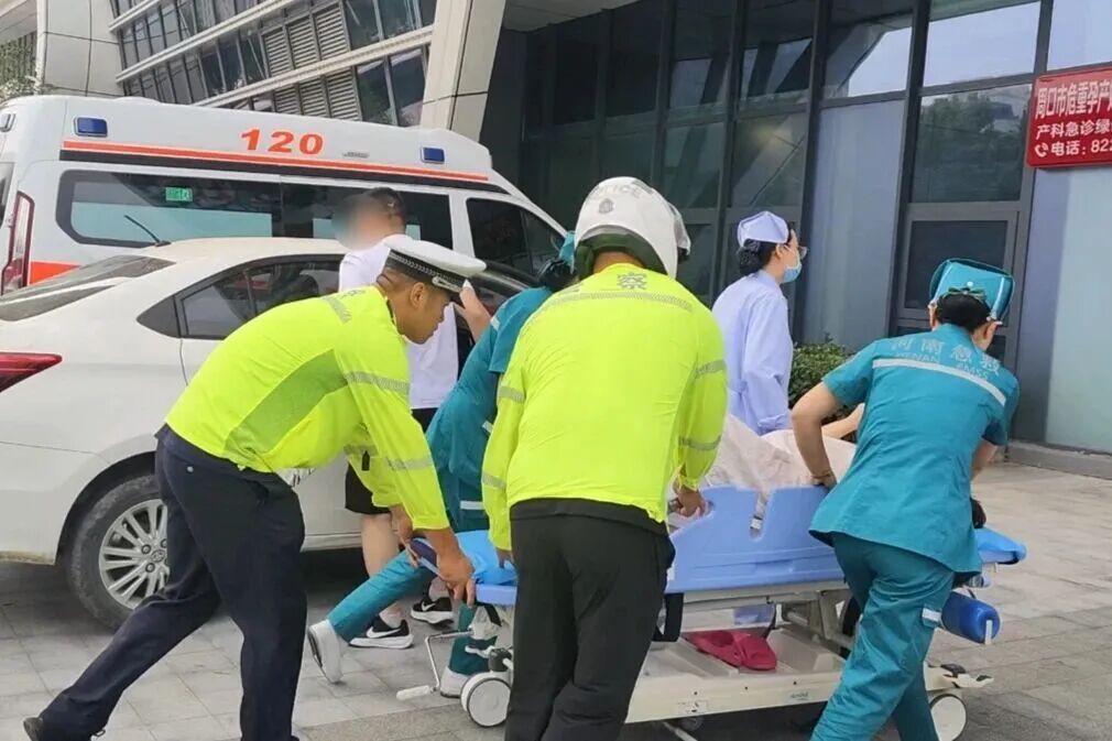 孕妇临产,周口交警5分钟打通生命通道! 孕妇临产,周口交警5分钟打通生命通道!