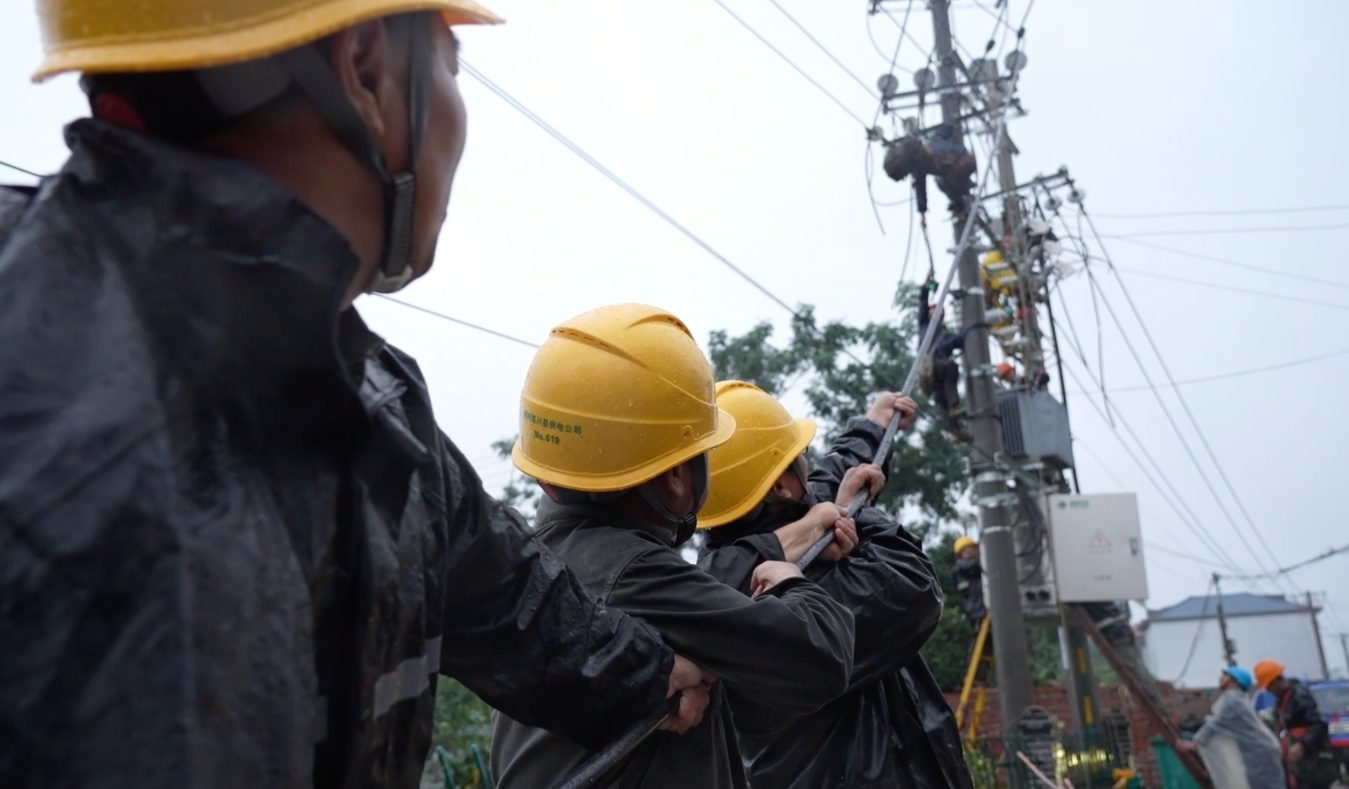 江西遂川:持续降雨致电力设施受损 供电部门紧急抢修 江西遂川:持续降雨致电力设施受损 供电部门紧急抢修
