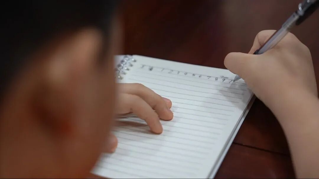 那个刚断奶就被“托管”在派出所的婴儿,上小学了! 那个刚断奶就被“托管”在派出所的婴儿,上小学了!