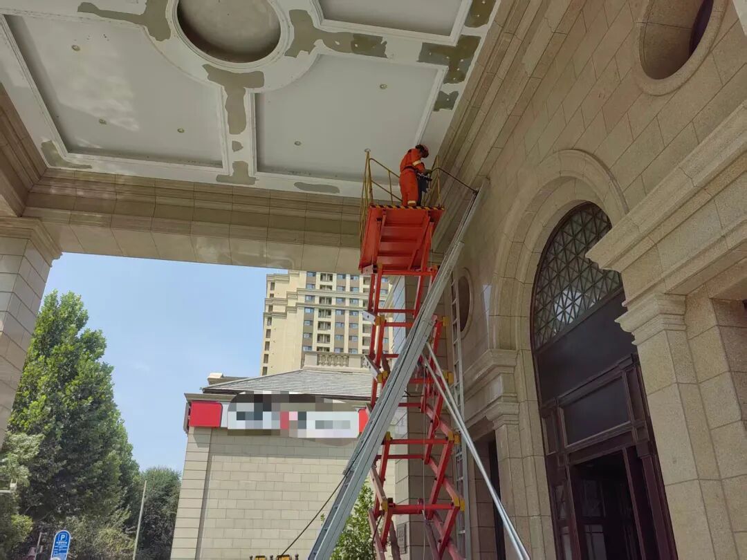 进退两难 一粉刷工人被困高空 大兴消防及时救助 进退两难 一粉刷工人被困高空 大兴消防及时救助