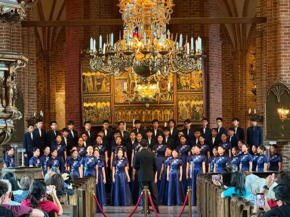 燃爆全场！香港中学生在国际舞台上高唱国歌