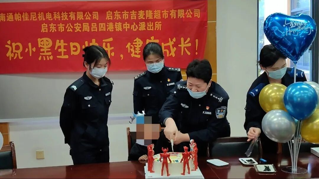 那个刚断奶就被“托管”在派出所的婴儿,上小学了! 那个刚断奶就被“托管”在派出所的婴儿,上小学了!