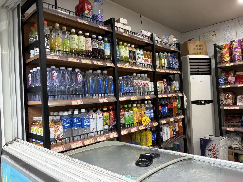 同样一瓶矿泉水,为啥外面卖2元,公园里卖5元 同样一瓶矿泉水,为啥外面卖2元,公园里卖5元