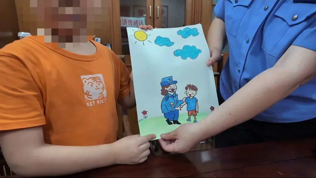 那个刚断奶就被“托管”在派出所的婴儿,上小学了! 那个刚断奶就被“托管”在派出所的婴儿,上小学了!