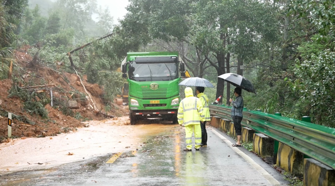江西永新:持续强降雨致G220国道山体滑坡 公路部门紧急抢通 江西永新:持续强降雨致G220国道山体滑坡 公路部门紧急抢通