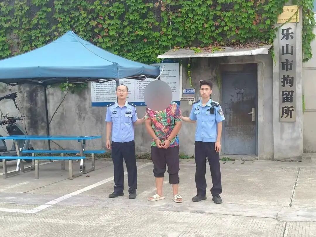 四川乐山4名“油耗子”半夜偷油,点打火机照明致一辆三轮车被烧毁,被警方抓获 四川乐山4名“油耗子”半夜偷油,点打火机照明致一辆三轮车被烧毁,被警方抓获