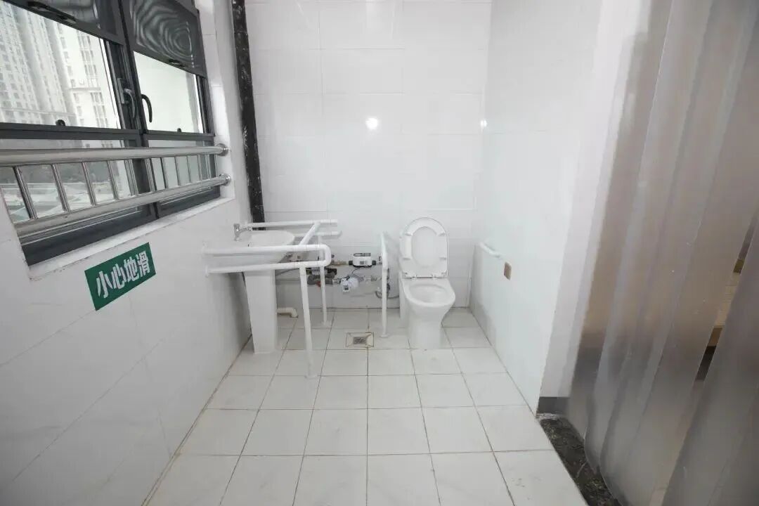 失去双腿的“板凳男孩”方宇翔明天将到湖北大学报到,提前踩点熟记路线 失去双腿的“板凳男孩”方宇翔明天将到湖北大学报到,提前踩点熟记路线